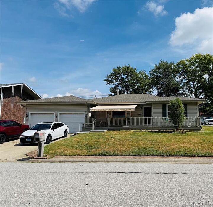 Property Photo:  6 Orlando Place  IL 62208 