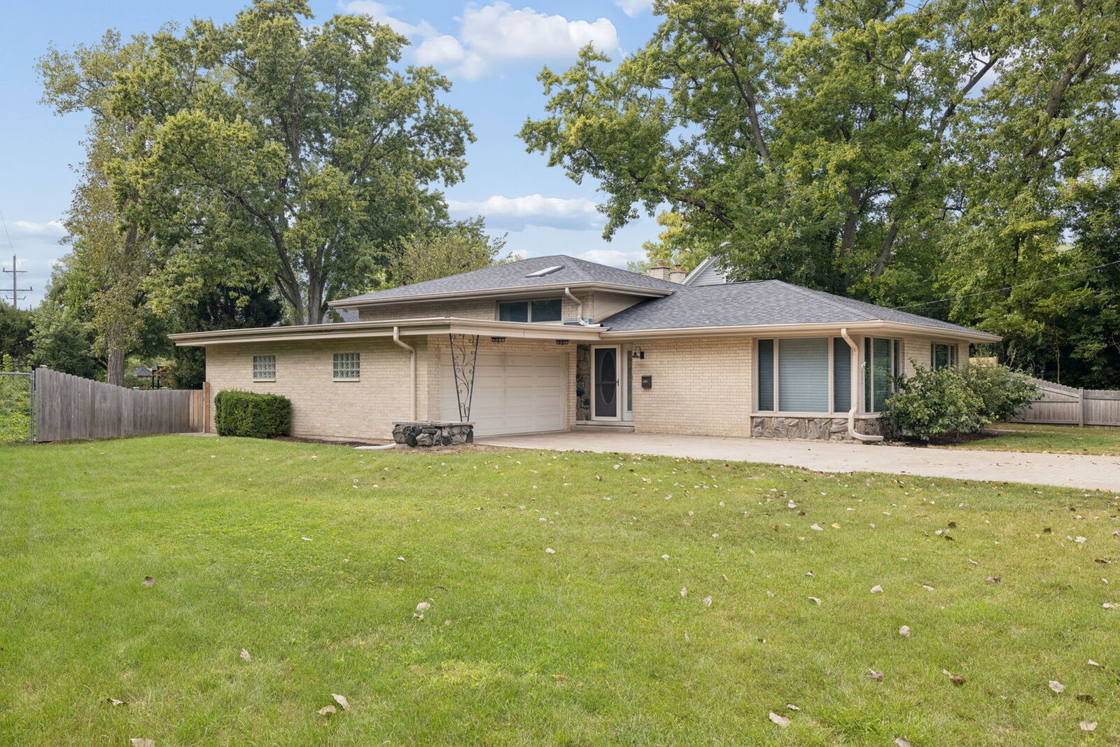 Property Photo:  652 S Poplar Avenue  IL 60126 