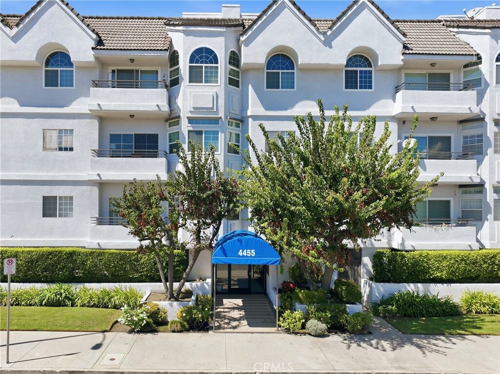 Property Photo:  4455 Hazeltine Avenue 208  CA 91423 