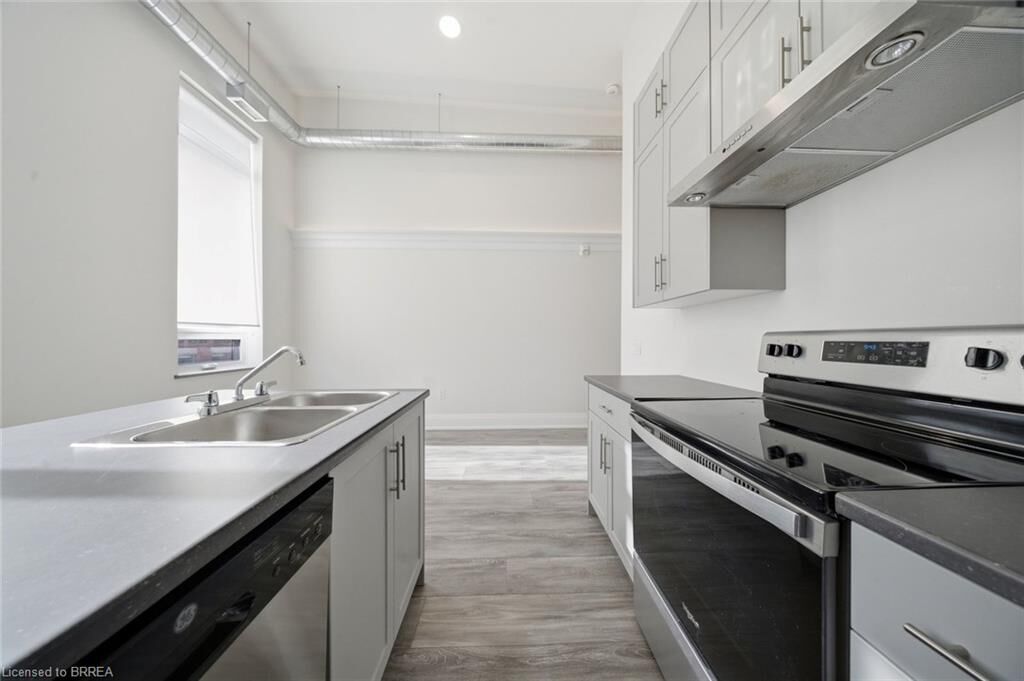 Property Photo:  11 Queen Street 303  ON N3T 3B1 