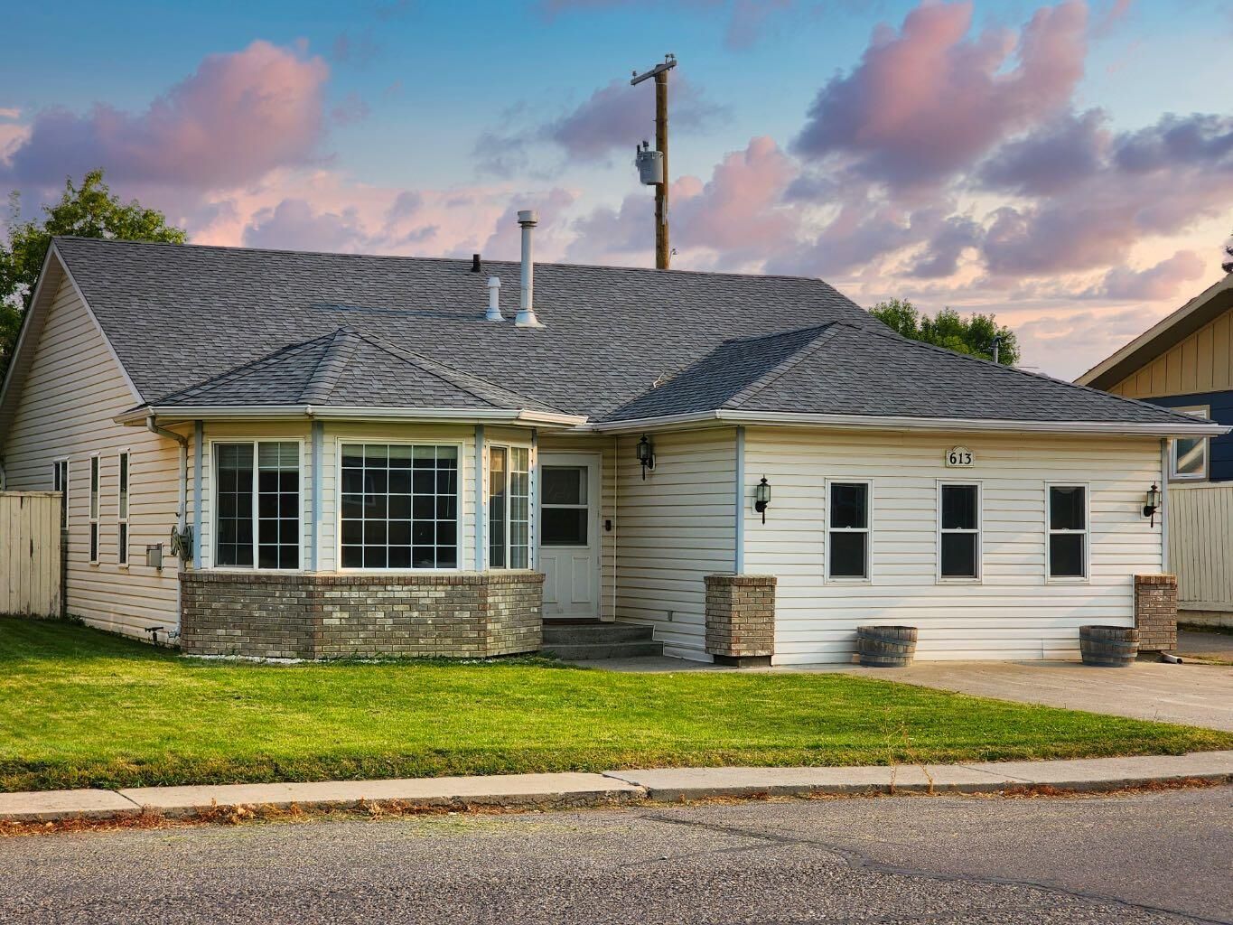 Property Photo:  613 26 Th Street  AB T0L 0Z0 