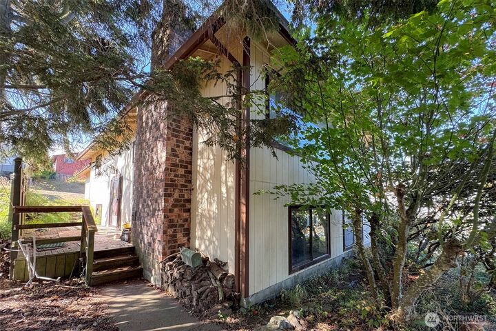Property Photo: 1008 E 9th Street WA 98362