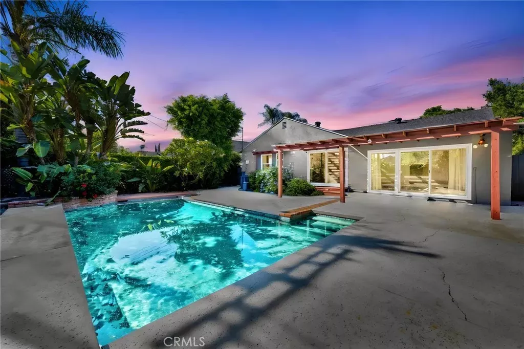 Property Photo:  13916 Cohasset Street  CA 91405 
