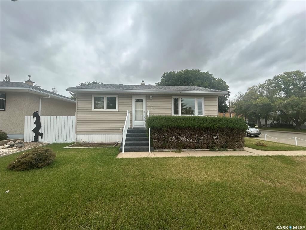Property Photo:  706 Vaughan Street W  SK S6H 5N5 
