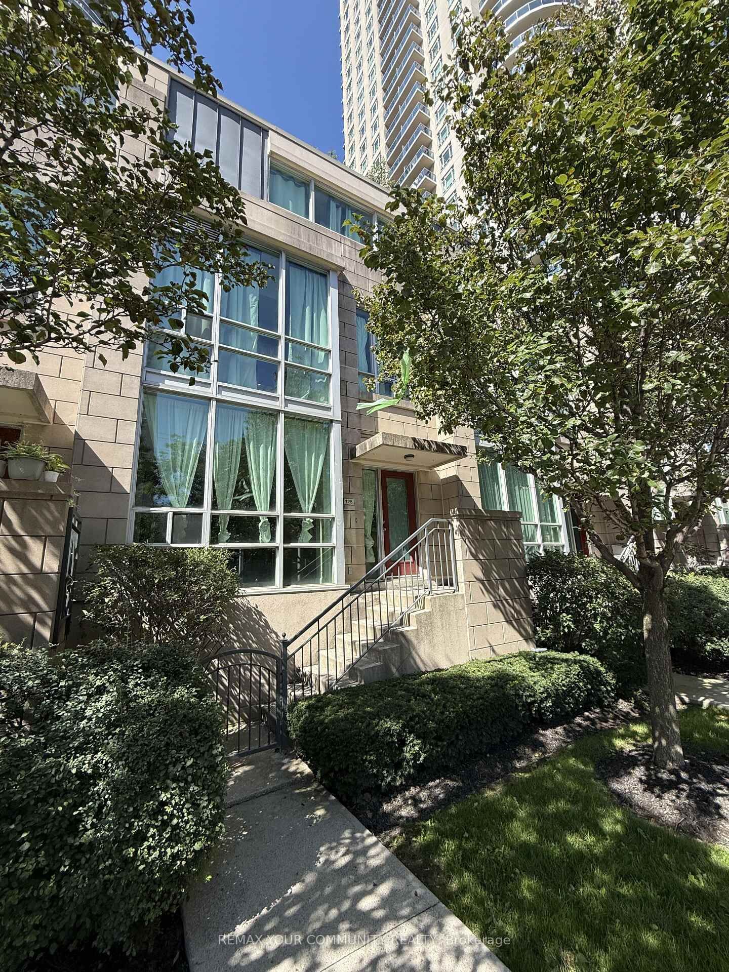 Property Photo:  70 Absolute Avenue Th 128  ON L4Z 0A4 