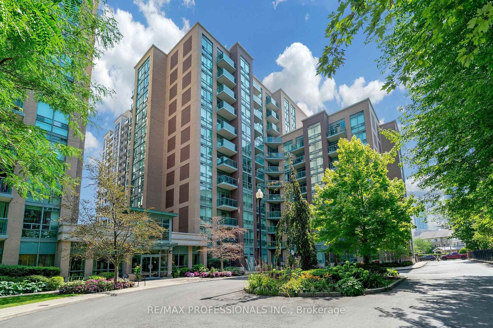 Property Photo:  9 Michael Power Place 402  ON M9A 0A5 