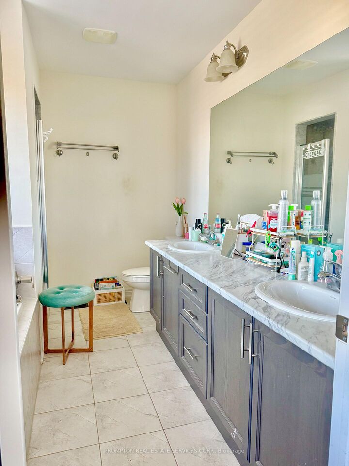 Property Photo:  33 Berryman Lane Master Bedroom  ON L6B 1M6 