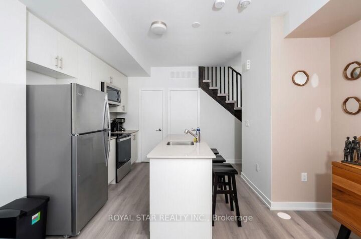 Property Photo:  3562 Conolial Drive 202  ON L5L 5R9 