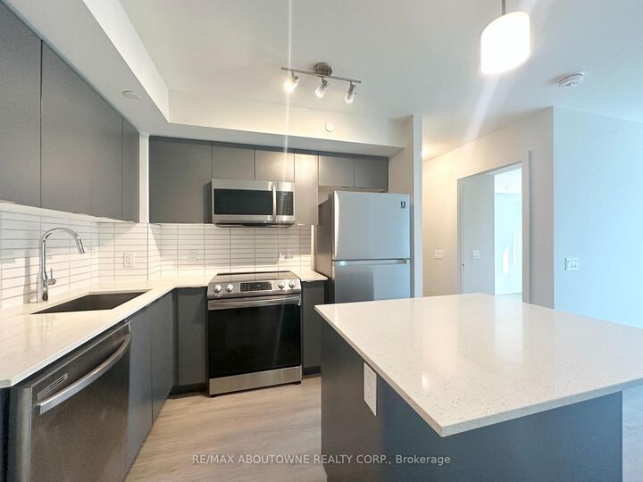 Property Photo:  3385 Dundas Street W 501  ON M6S 2S2 