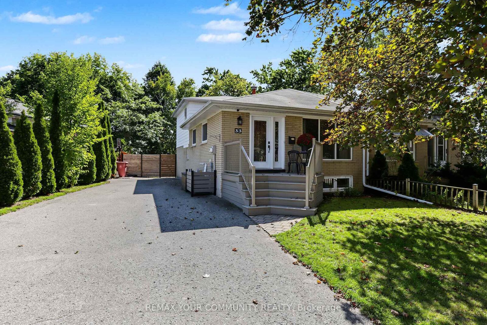 Property Photo: 33 McDonald Drive ON L4G 2T4