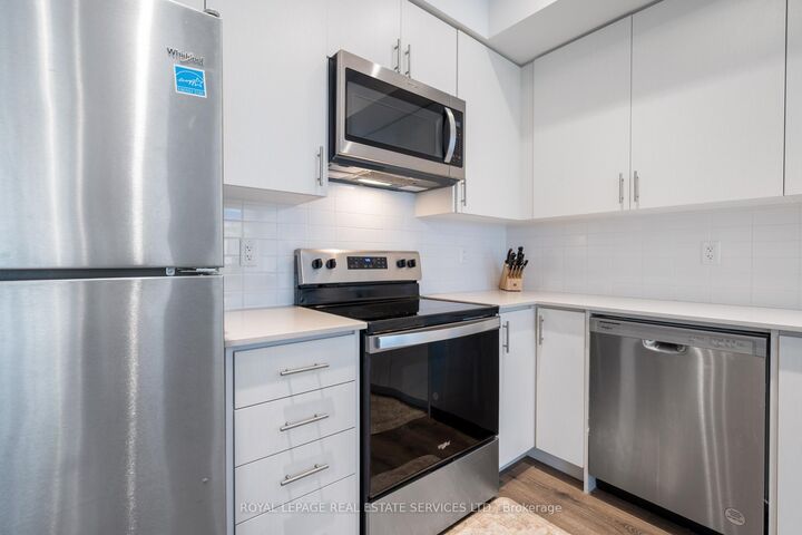 Property Photo:  3425 Ridgeway Drive 11  ON L5L 0B9 