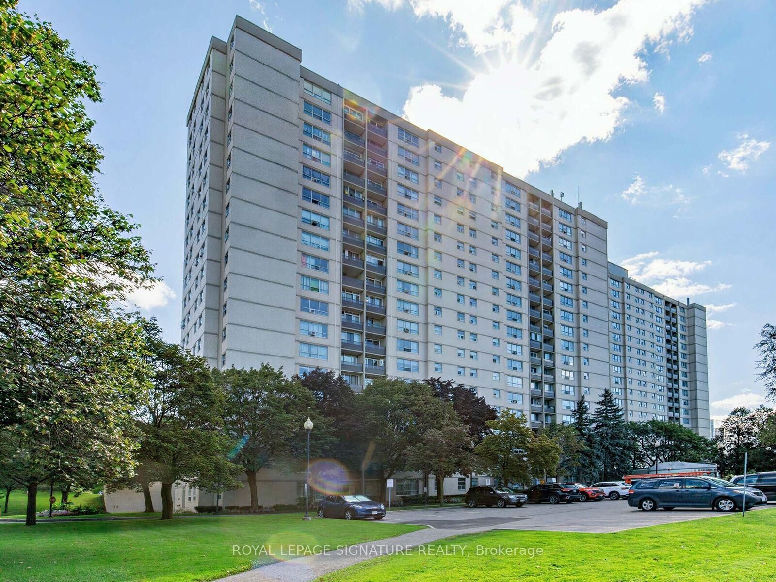 Property Photo:  5 Parkway Forest Drive 1703  ON M2J 1L2 