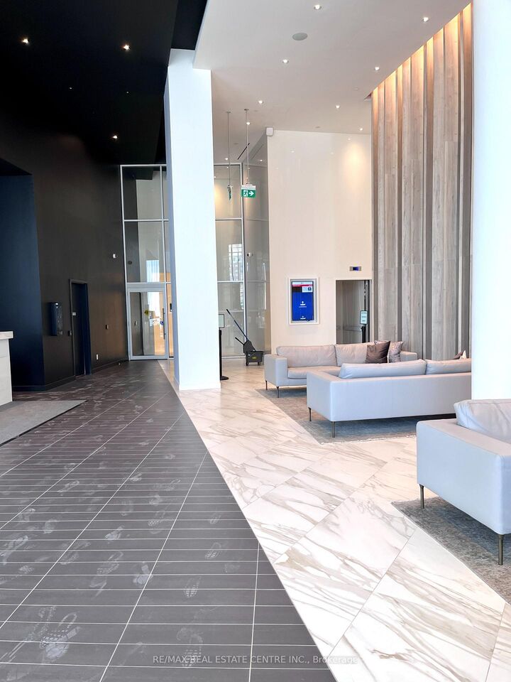 Property Photo:  3900 Confederation Parkway 2202  ON L5B 0M3 