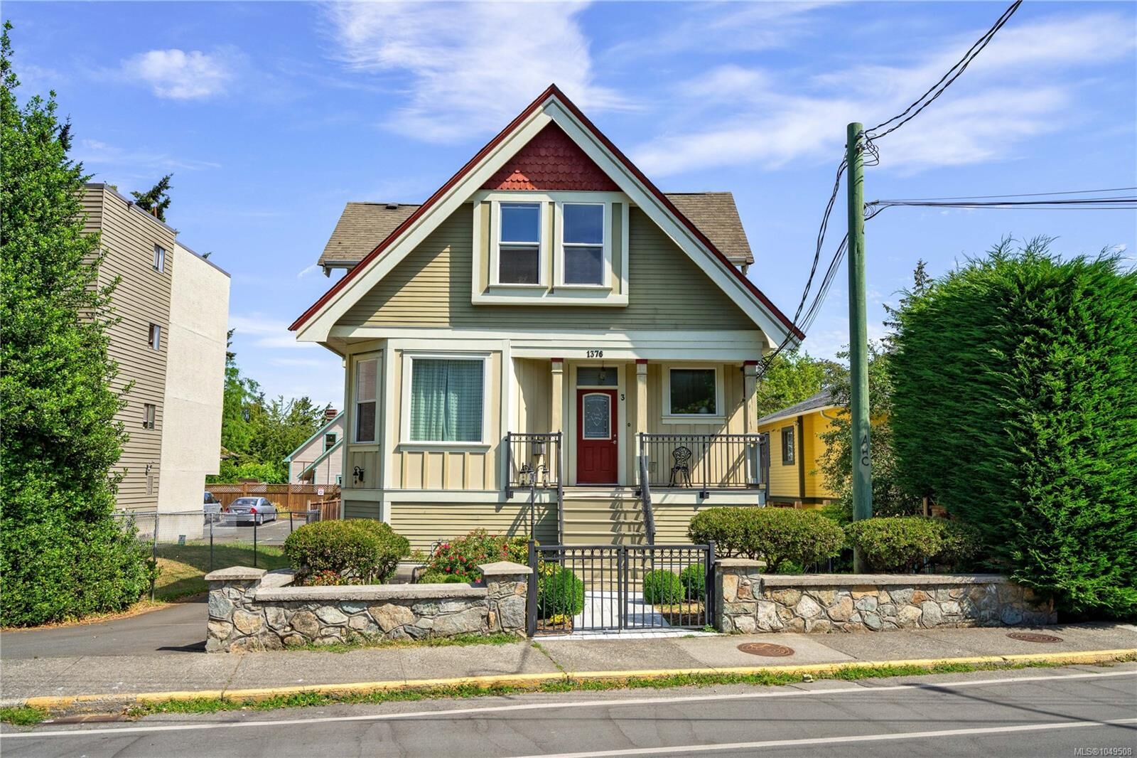 Property Photo: 1376 Pandora Ave #3 BC V8R 1A3