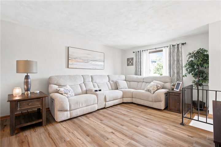 Property Photo:  470 Crestview Dr  PA 15239 