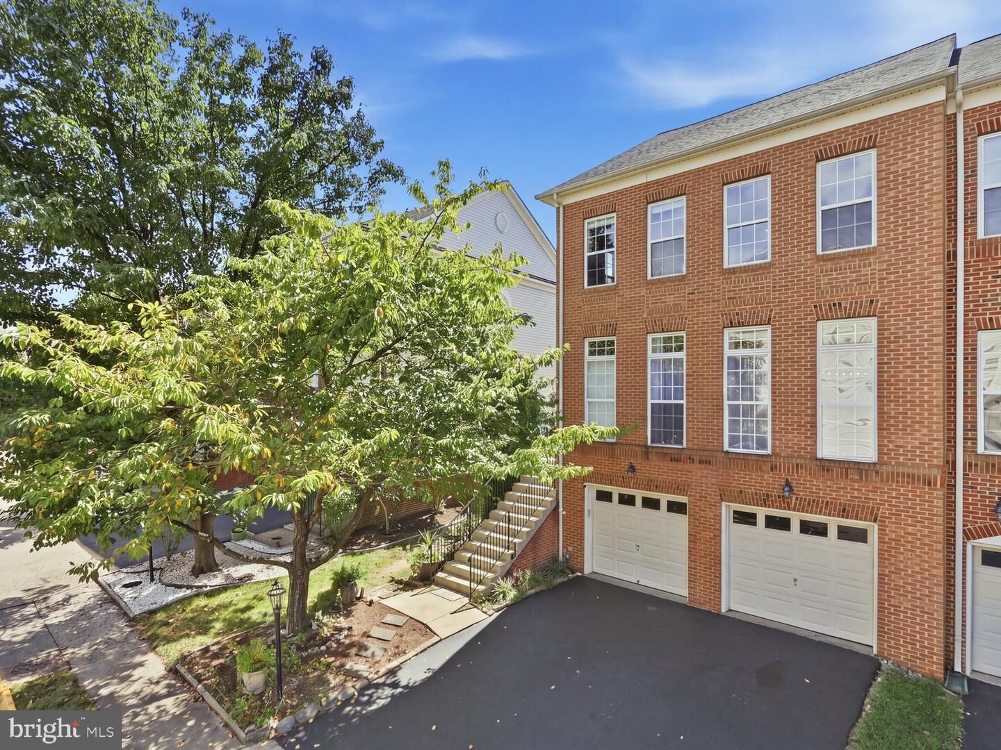 Property Photo:  24699 Siltstone Square  VA 20105 