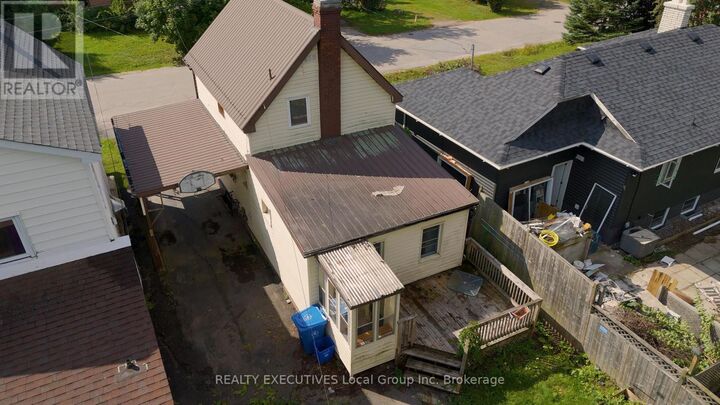 Property Photo:  728 Reynolds Street  ON P1B 5C4 