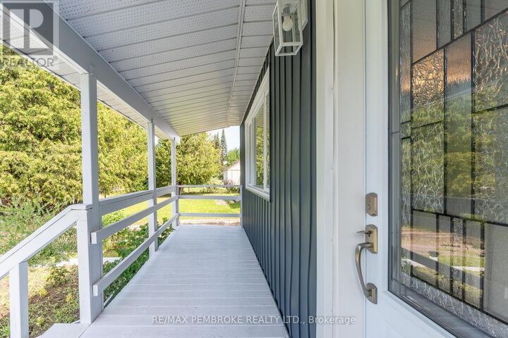 Property Photo:  32560 Highway Highway  ON K0J 1P0 