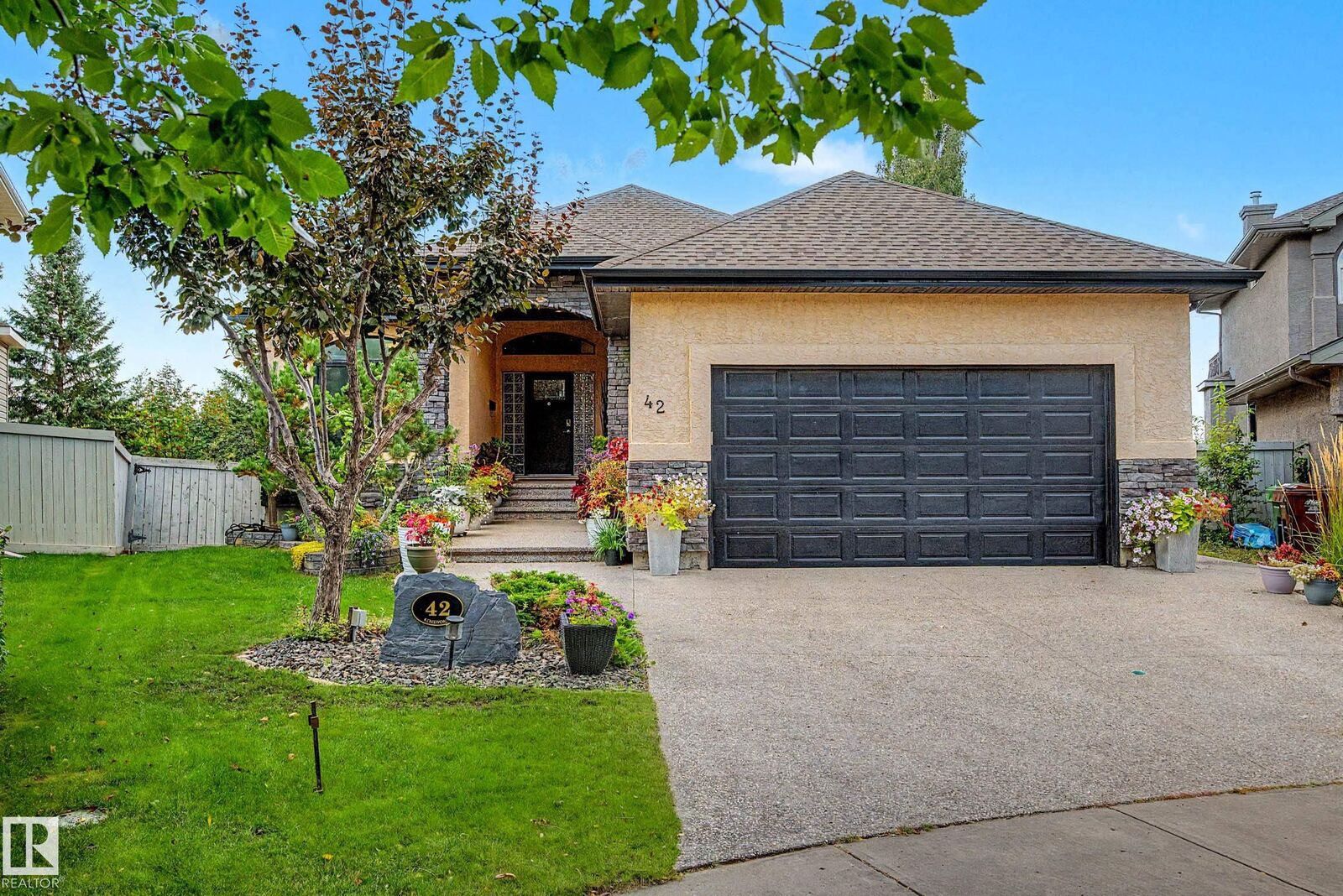 Property Photo: 42 Kenilworth Crescent AB T8N 7G3