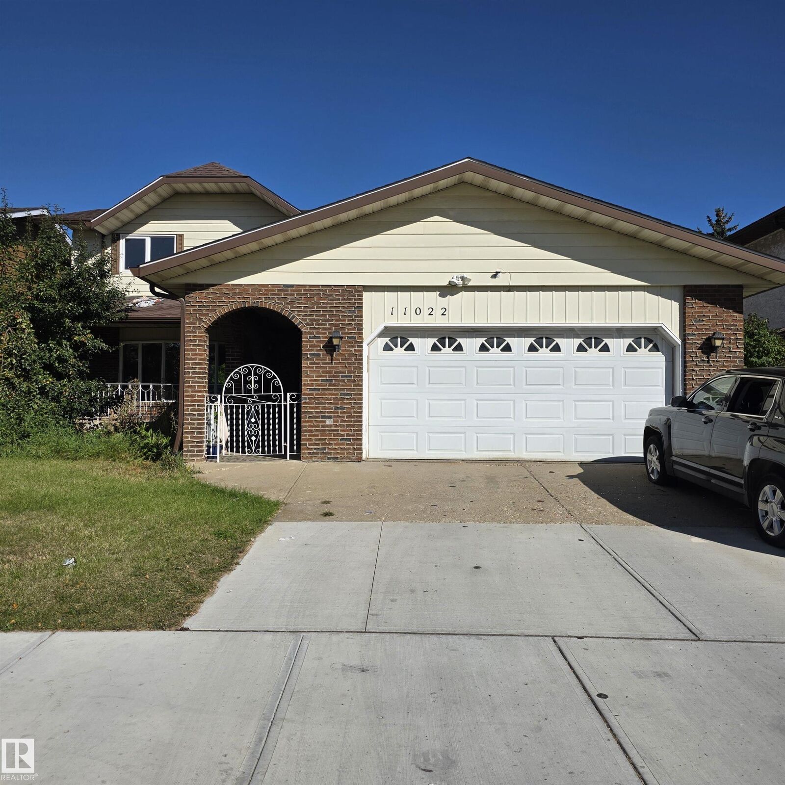 Property Photo:  11022 158 Avenue NW  AB T5X 4V4 