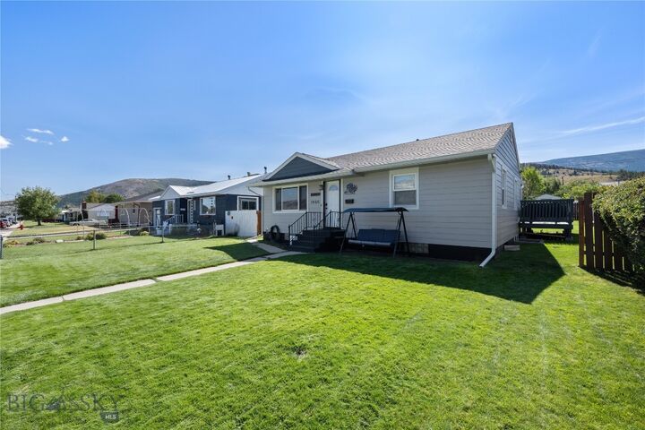 Property Photo: 1905 W Park Avenue MT 59711