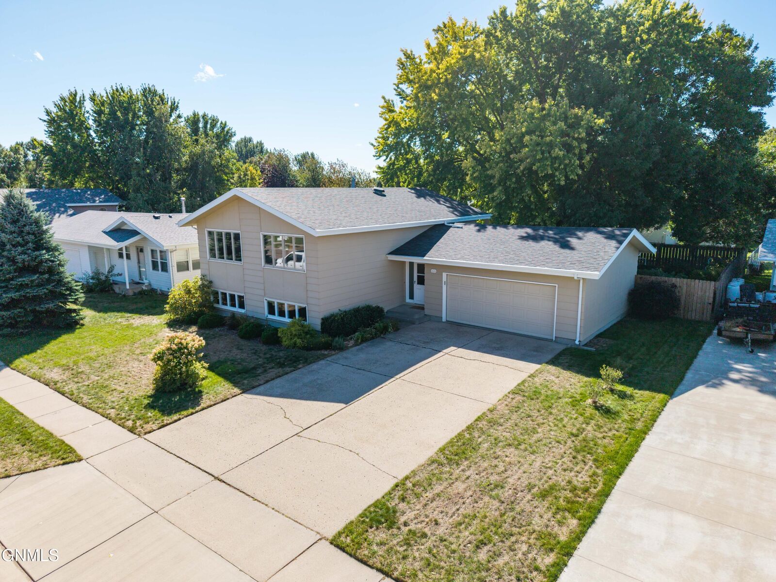 Property Photo:  1606 Columbia Drive  ND 58504 