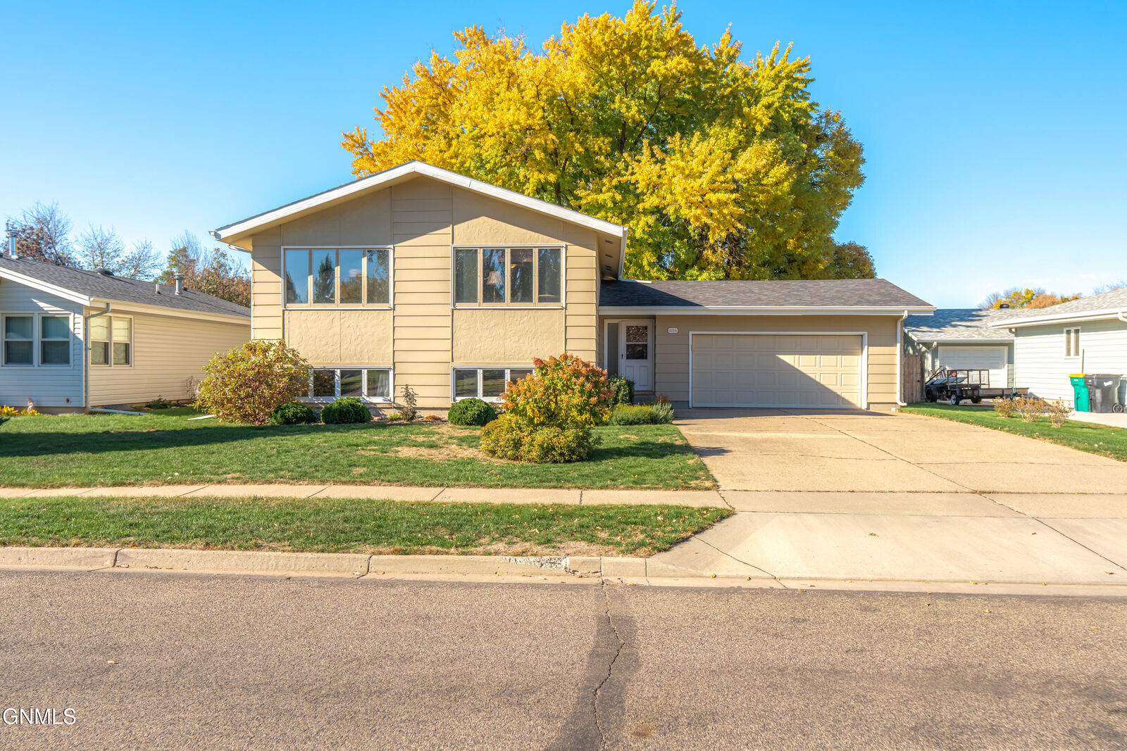 Property Photo: 1606 Columbia Drive ND 58504