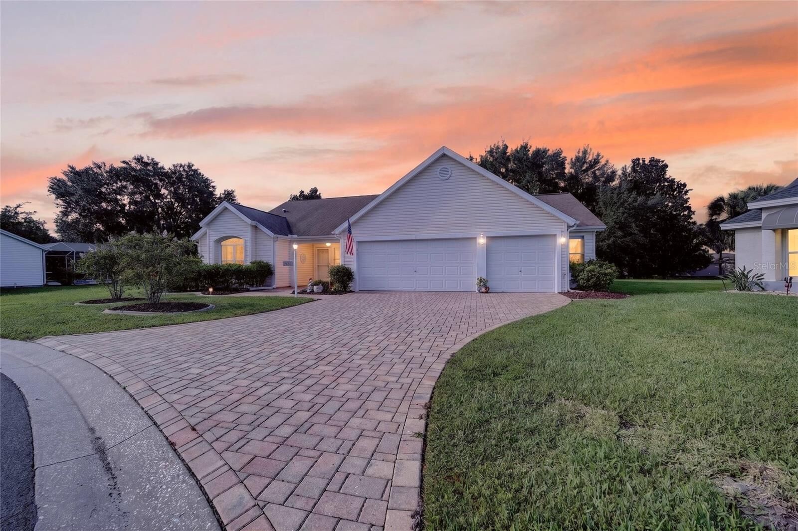 Property Photo:  916 Ramos Drive  FL 32159 