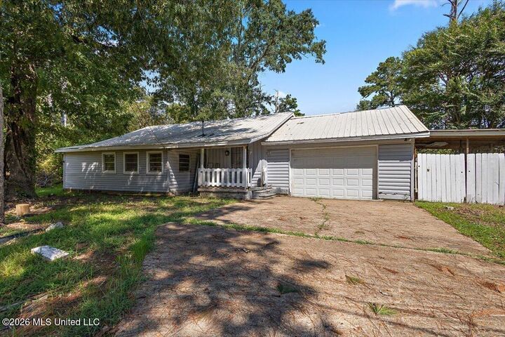 Property Photo: 1446 Lakeview Avenue MS 39212