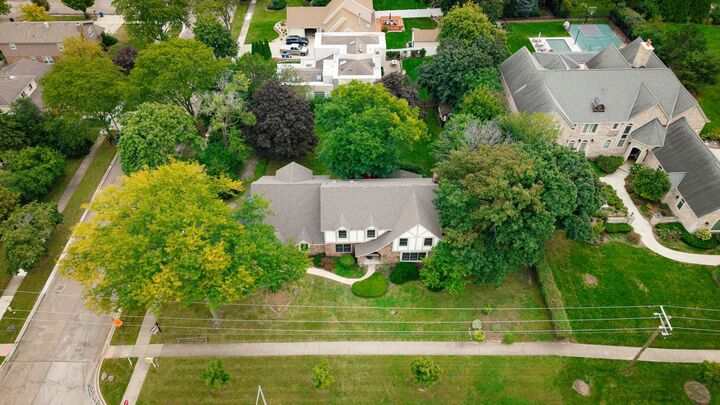 Property Photo:  1221 W Sable Drive  IL 60101 