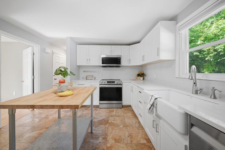Property Photo:  5 Arrowhead Road  NH 03038 