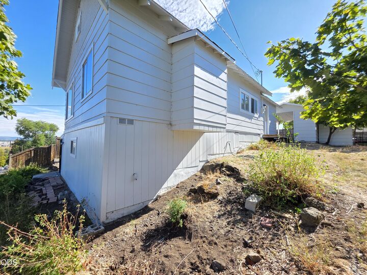 Property Photo:  324 N 3rd Street  OR 97601 
