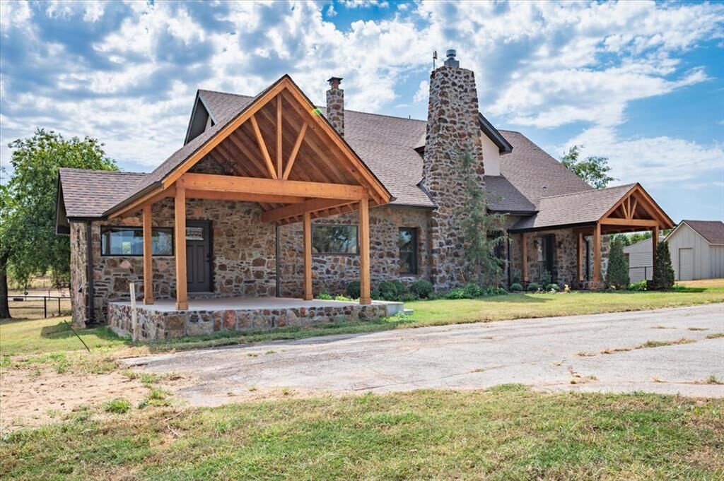 Property Photo:  5550 NE 50th Street  OK 73121 