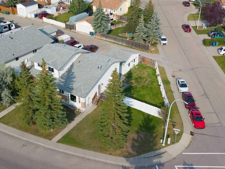Property Photo:  48 West Aarsby Road  AB T4C 1L3 