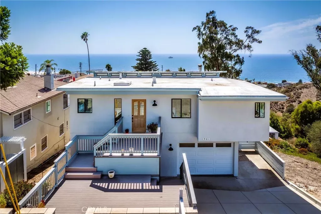 Property Photo:  981 Stratford  CA 93449 