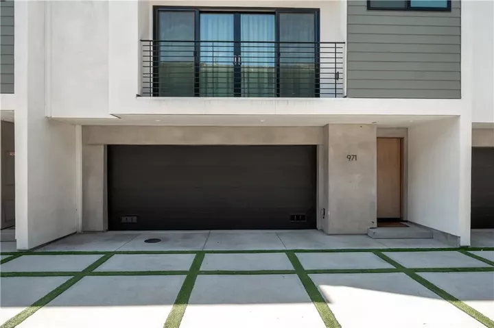 Property Photo:  971 N Starlight Court  CA 90029 