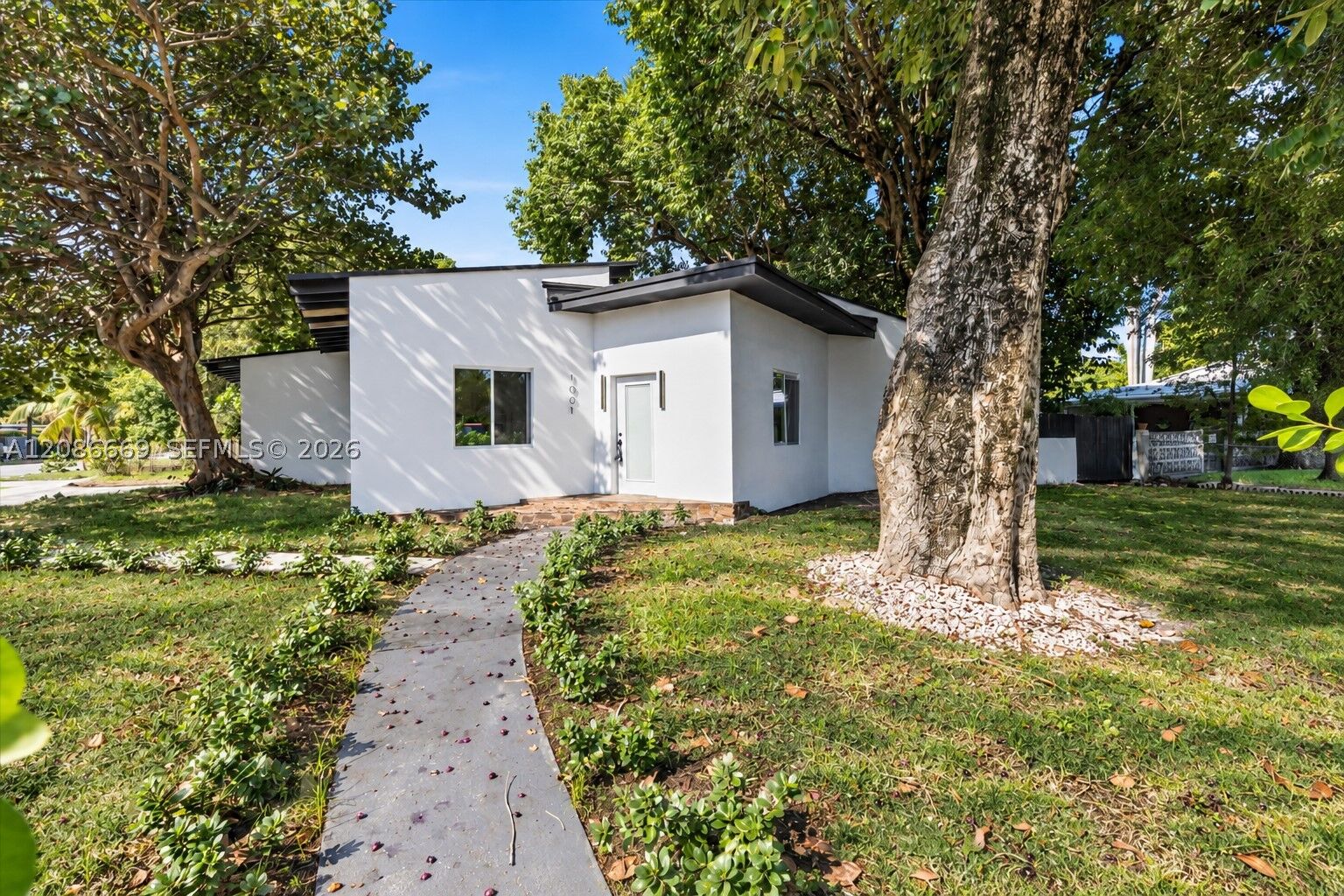 Property Photo: 1001 NE 82nd St FL 33138