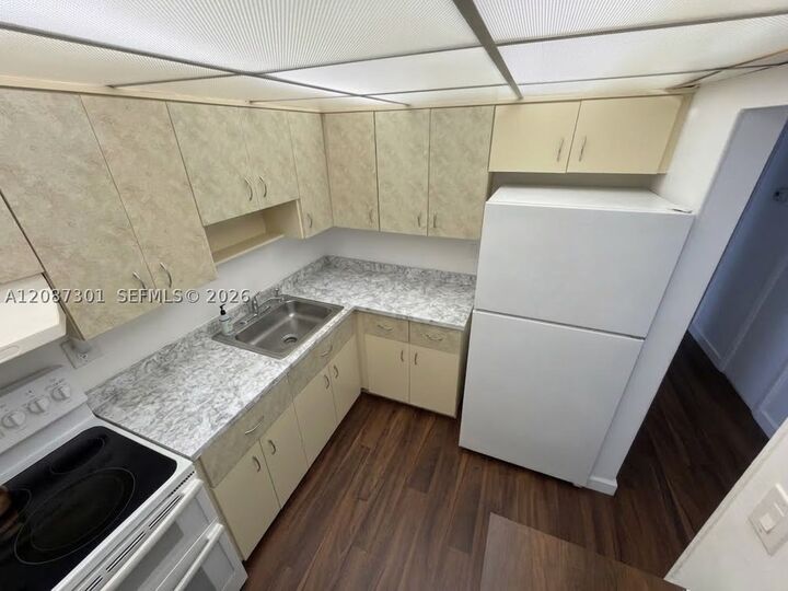 Property Photo: 220 SW 9th Ave 518 FL 33009