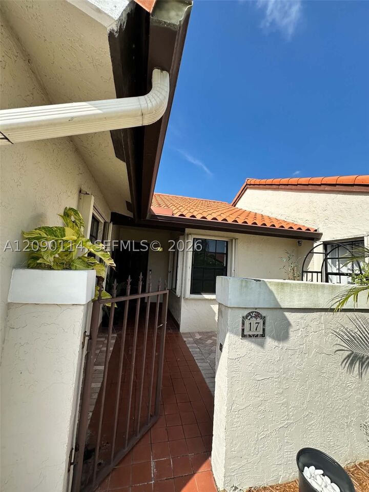 Property Photo:  17 Columbia Ct  FL 33442 