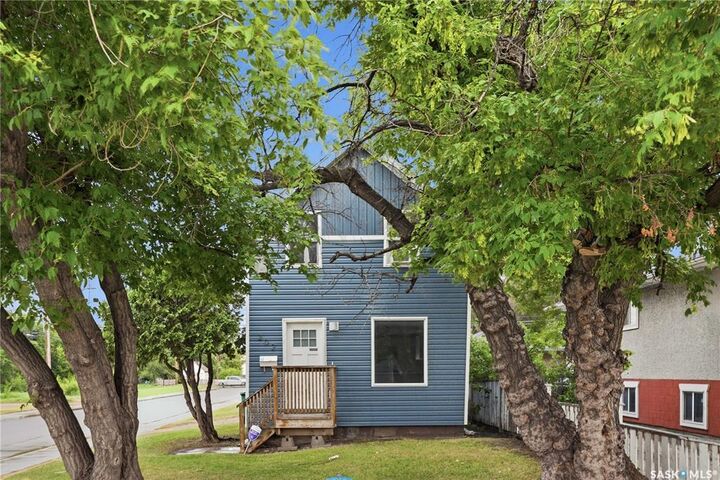 Property Photo:  202 W Avenue S  SK S7M 3G3 