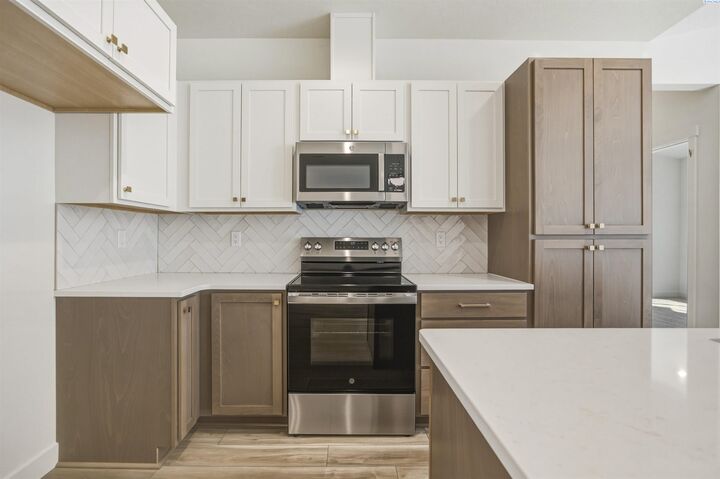 Property Photo: 4413 Conifer St WA 99353