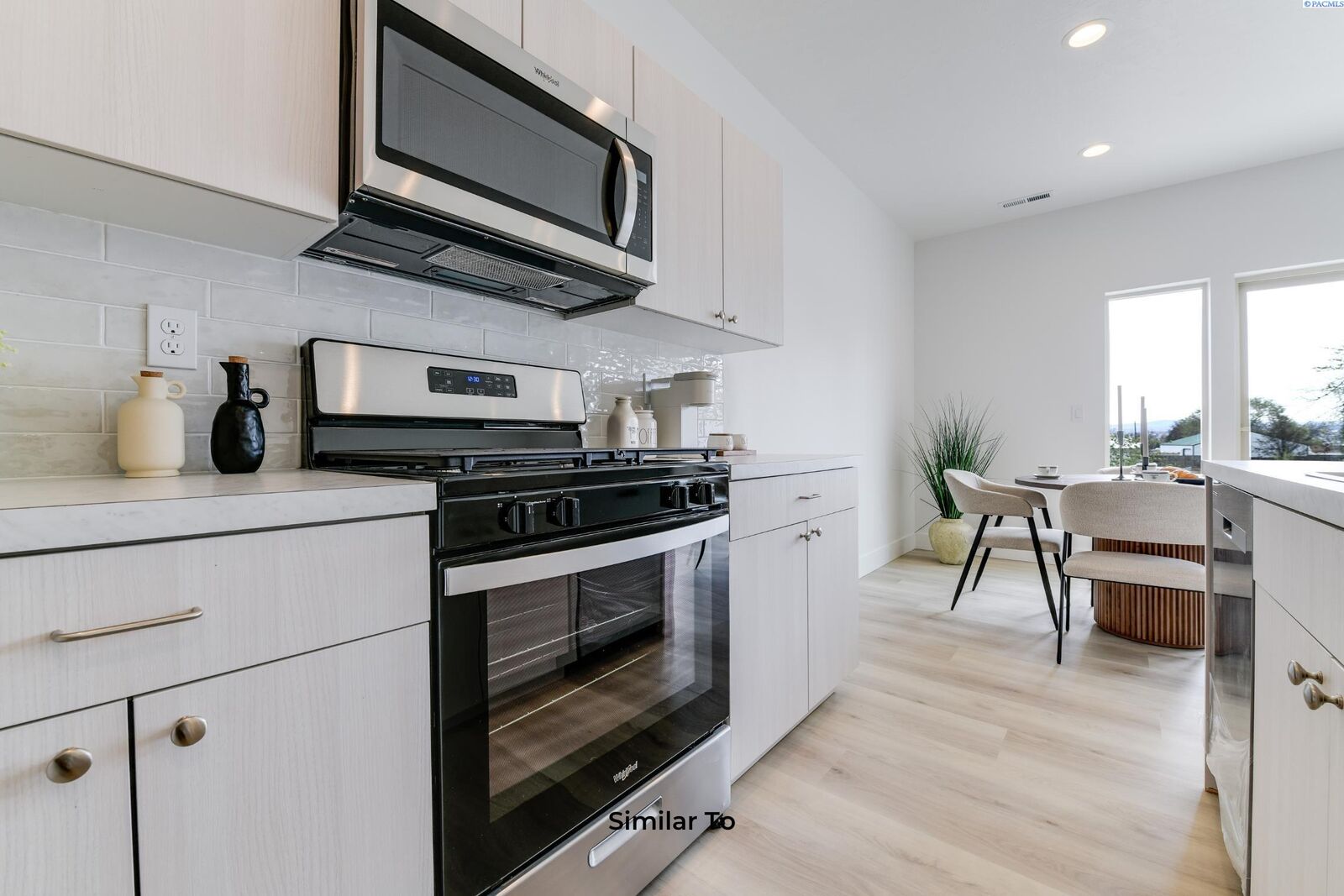 Property Photo:  302 Kraus Ct  WA 99353 