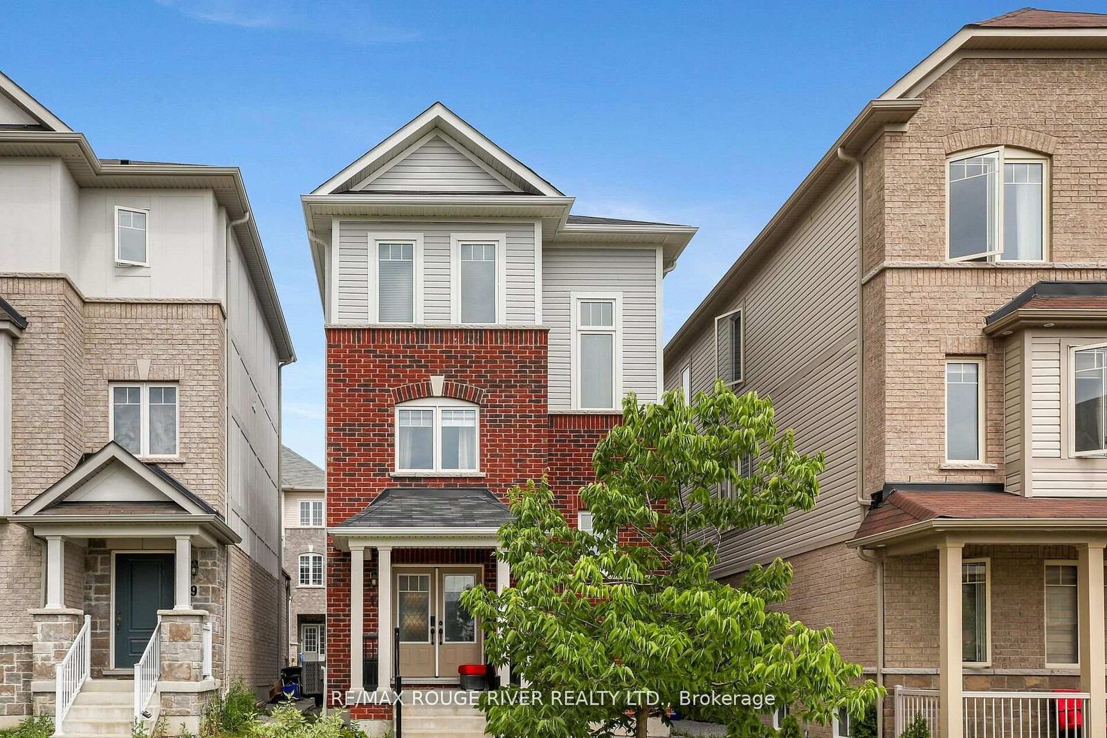 Property Photo:  17 Devineridge Avenue  ON L1Z 0T1 