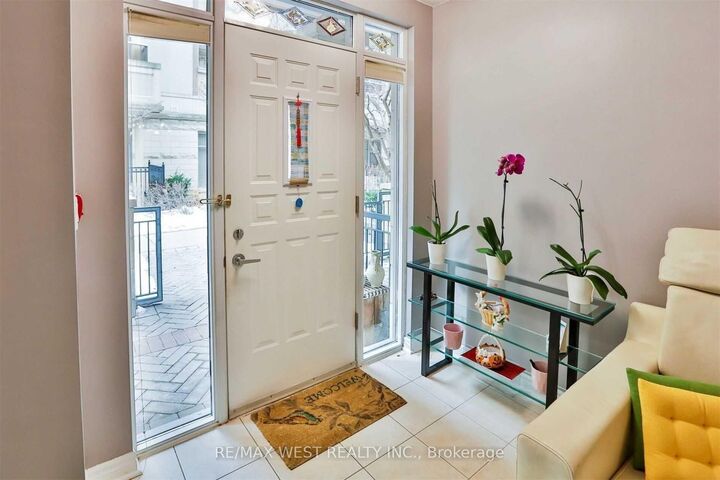 Property Photo:  330 Princess Royal Drive Gv-108  ON L5B 4M8 