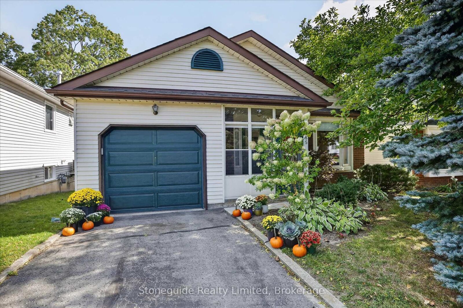 Property Photo: 1185 Huntington Circle ON K9K 2B9