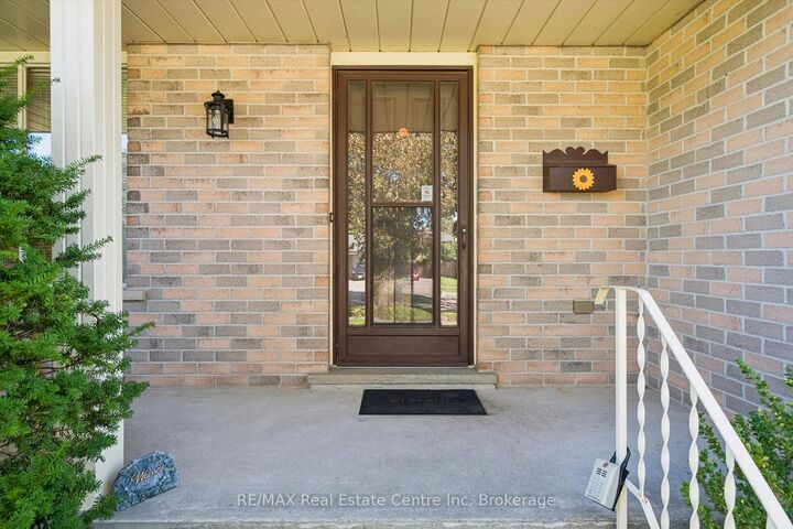 Property Photo:  7 Countryside Crescent  ON N2E 2S8 