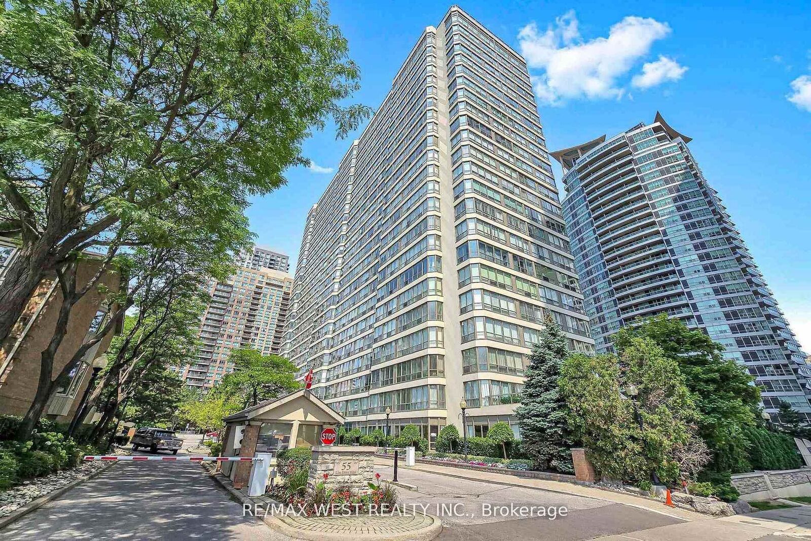 Property Photo:  55 Elm Drive W 1801  ON L5B 3Z3 