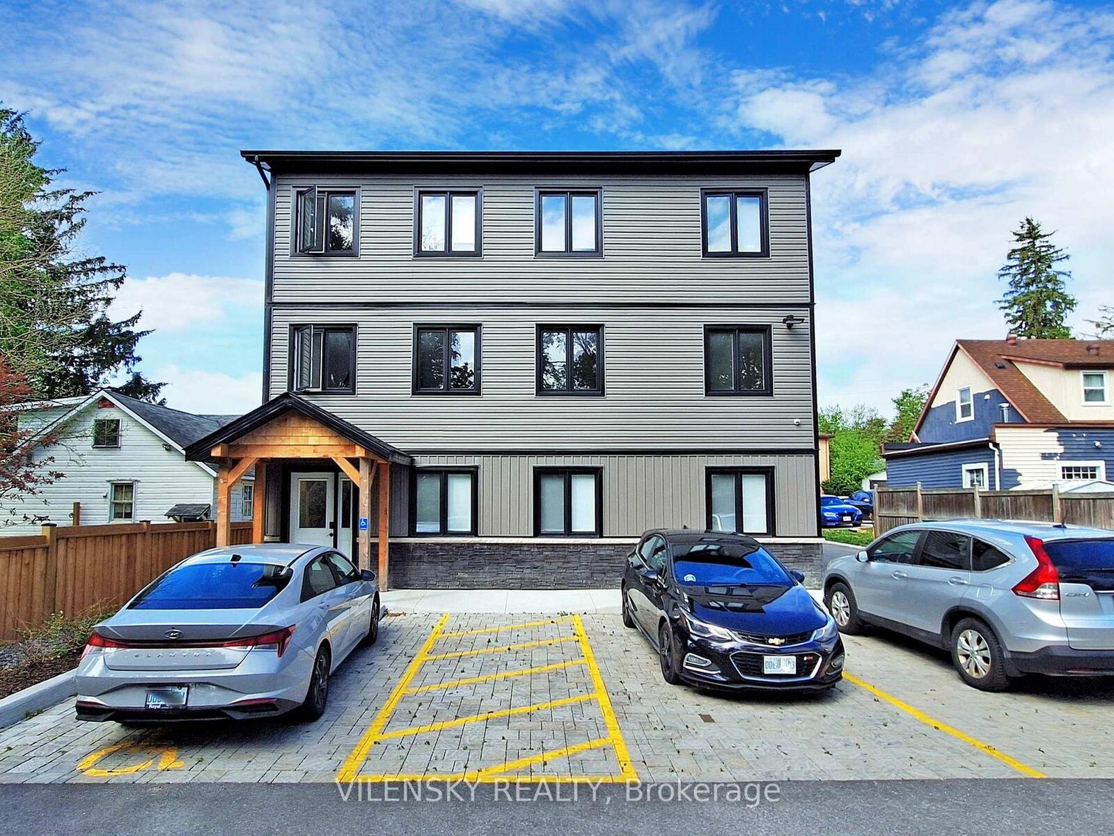 Property Photo:  195 Owen Street F  ON L4M 3H8 