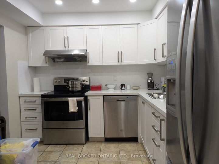 Property Photo:  1951 Rathburn Road E 218  ON L4W 2N9 