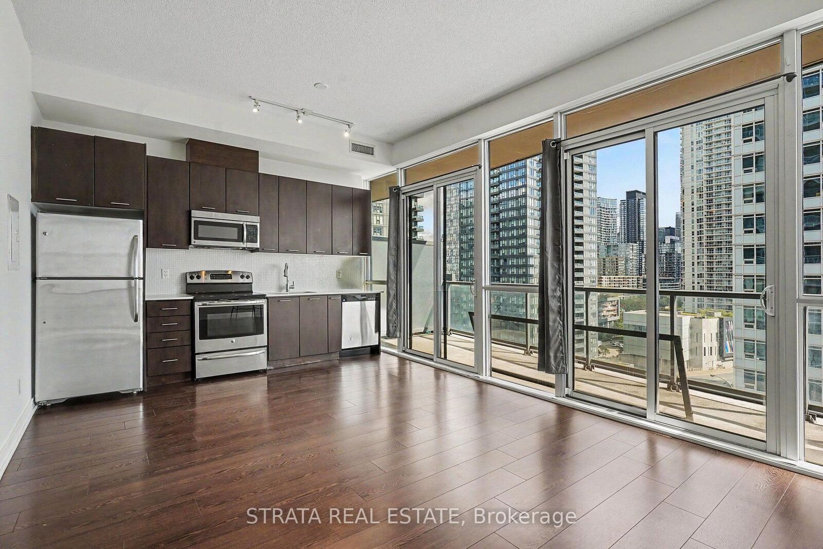 Property Photo:  20 Bruyeres Mews 1510  ON M5V 0G8 